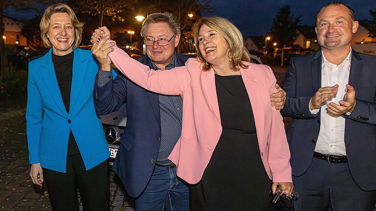 Jubel in Grafenrheinfeld: Wahlsiegerin Martina Gießübel wird von Anja Weisgerber, Gerhard Eck und Christian Keller gefeiert. Jubel in Grafenrheinfeld: Wahlsiegerin Martina Gießübel wird von Anja Weisgerber, Gerhard Eck und Christian Keller gefeiert.