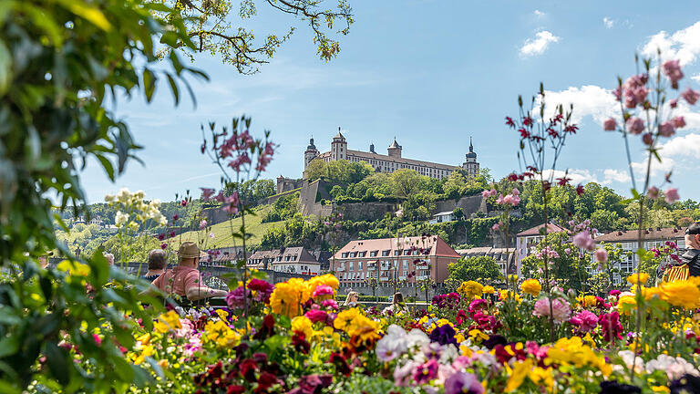 Was ist los am Wochenende       -  Blick auf die Festung Marienburg in Würzburg. Sonne satt und Temperaturen um 25 Grad locken am Samstag (11.05.24) zahlreiche Menschen ins Freie.