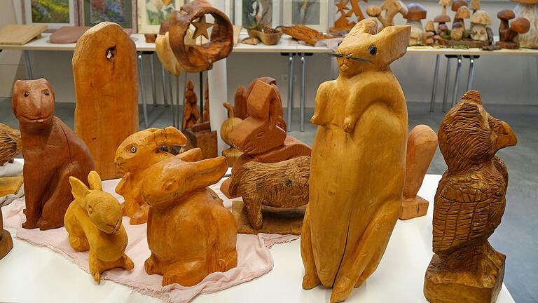 Ausstellungsobjekte: Hasen und anderes Getier in Holz von Gottfried Franz