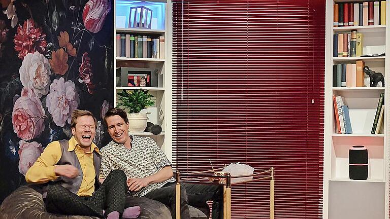 Unser Bild zeigt eine Szene aus der Komödie „Das Abschiedsdinner“ mit Yannik Rey (links) und Ludwig Hohl. - Unser Bild zeigt eine Szene aus der Komödie „Das Abschiedsdinner“ mit Yannik Rey (links) und Ludwig Hohl. Unser Bild zeigt eine Szene aus der Komödie „Das Abschiedsdinner“ mit Yannik Rey (links) und Ludwig Hohl. - Unser Bild zeigt eine Szene aus der Komödie „Das Abschiedsdinner“ mit Yannik Rey (links) und Ludwig Hohl.