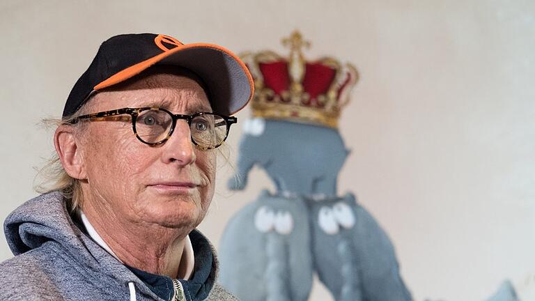Otto       -  Otto Waalkes im Caricatura Museum Frankfurt vor seinem Gemälde 'The Ottifantenking'.