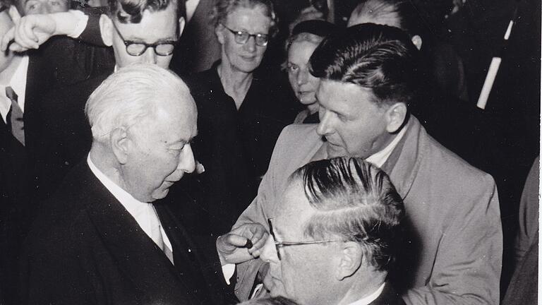 Dr. med. Karl Dorda 1954 im Gespräch mit dem damaligen Bundespräsident Theodor Heuss auf der Buchmesse in Frankfurt am Main. Dr. med. Karl Dorda 1954 im Gespräch mit dem damaligen Bundespräsident Theodor Heuss auf der Buchmesse in Frankfurt am Main.