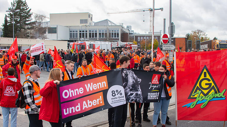 Für den Auftakt der Warnstreiks im Rahmen der Tarifverhandlungen gingen am Freitag rund 900 Beschäftigte von Schaeffler auf die Straße.