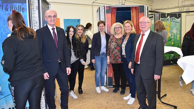 Die interaktive Ausstellung 'Echt krass! Wo hört der Spaß auf?' zur Prävention sexueller Grenzverletzungen und sexueller Gewalt macht bis 25. März Station in der Heinrich-Thein-Schule in Haßfurt. Darüber freuen sich (von links) Schirmherr Landrat Wilhelm Schneider, die Schülerinnen Ajlina und Vanessa, Schulbeauftragte Sara Röhner, BRK-Jugendsozialarbeiterin Martina Meisch, Schulleiterin Heidrun Görtler und BRK-Kreisgeschäftsführer Dieter Greger.