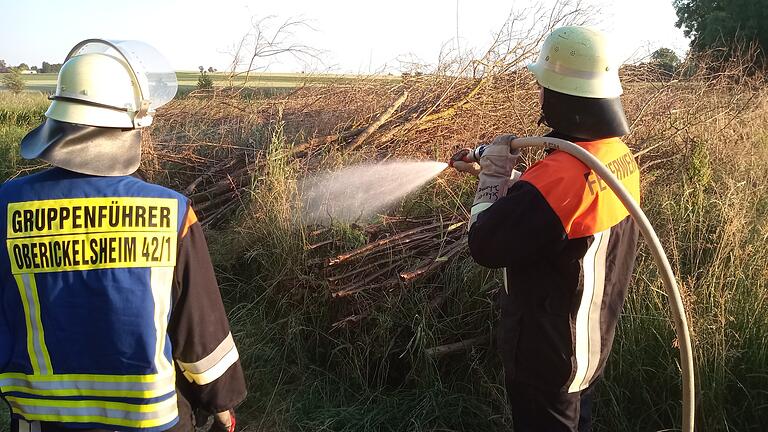 Brandbekämpfung mit D-Strahlrohr Brandbekämpfung mit D-Strahlrohr