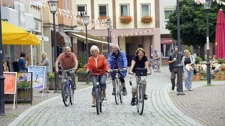 Fahrradfahrer in der Gemündener Innenstadt (Archivbild). Fahrradfahrer in der Gemündener Innenstadt (Archivbild).