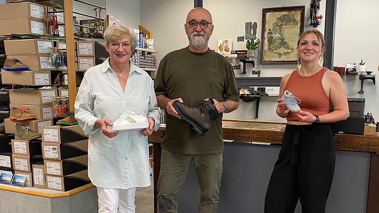 'Link Schuhe & Outdoor' in Mellrichstadt feiert 150-jähriges Bestehen. Das Geschäft wird in vierter Generation von Christine und Hans Georg Link (von links) geführt, mit Tochter Katharina (rechts) steht die fünfte Generation in den Startlöchern. 'Link Schuhe & Outdoor' in Mellrichstadt feiert 150-jähriges Bestehen. Das Geschäft wird in vierter Generation von Christine und Hans Georg Link (von links) geführt, mit Tochter Katharina (rechts) steht die fünfte Generation in den Startlöchern. 