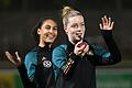 Fußball: Frauen, Training des DFB-Teams       -  Nationalspielerin Alara Sehitler (r) bleibt beim FC Bayern.