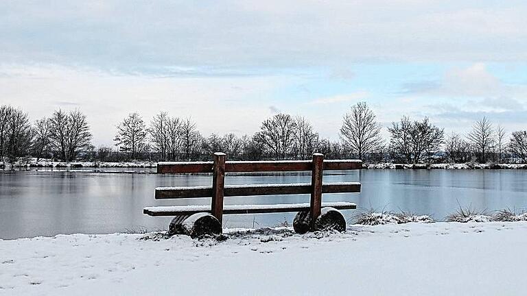 Still ruht der Goßmannsdorfer See in der Winteridylle.