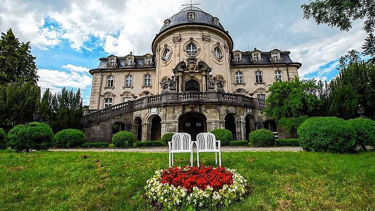 Schloss Craheim und die Lebensgemeinschaft „Einheit der Christen“ thronen über dem Ortsteil Wetzhausen. Schloss Craheim und die Lebensgemeinschaft „Einheit der Christen“ thronen über dem Ortsteil Wetzhausen.