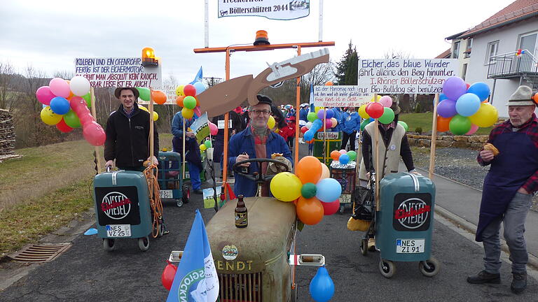 Gaudiwurm durch Wegfurt