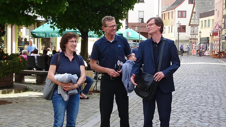 Else Platzer und Günther Felbinger vom Gemündener Stadtmarketingverein beim Rundgang durch die Innenstadt mit dem Einzelhandel-Berater Michael Seidel aus München. Else Platzer und Günther Felbinger vom Gemündener Stadtmarketingverein beim Rundgang durch die Innenstadt mit dem Einzelhandel-Berater Michael Seidel aus München.