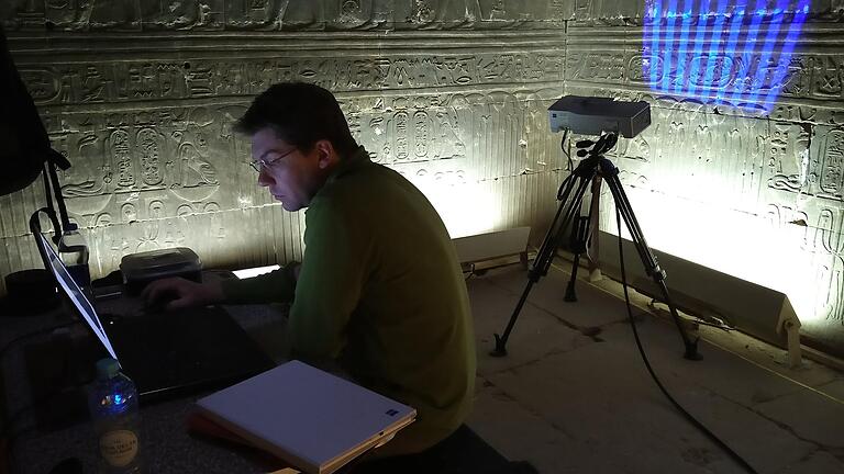 Im Innersten des Tempels von Edfu: Professor Martin Stadler beim Überprüfen der Scanergebnisse Im Innersten des Tempels von Edfu: Professor Martin Stadler beim Überprüfen der Scanergebnisse 