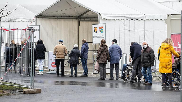 Viele Senioren mussten am Montag vor den Impfzentren in Würzburg (im Bild) und Giebelstadt in der Kälte warten. Viele Senioren mussten am Montag vor den Impfzentren in Würzburg (im Bild) und Giebelstadt in der Kälte warten.