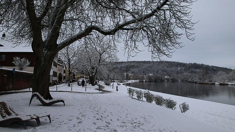 Die Marktheidenfelder Mainpromenade präsentierte sich am Donnerstagnachmittag schneebedeckt. Die Marktheidenfelder Mainpromenade präsentierte sich am Donnerstagnachmittag schneebedeckt.