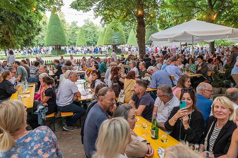 Das Hofgartenweinfest vor der wunderschönen Kulisse der Residenz und ihres Hofgartens in Würzburg. Das Hofgartenweinfest vor der wunderschönen Kulisse der Residenz und ihres Hofgartens in Würzburg.