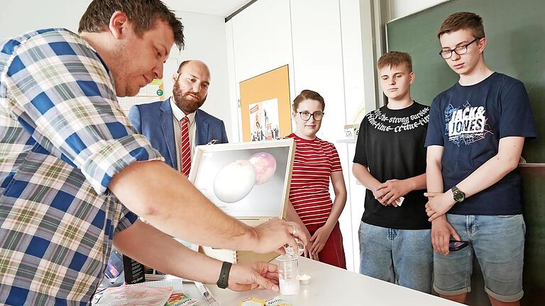 Physiklehrer Benjamin Gallus stellt für ein Experiment zur Erderwärmung aus Backnatron, Zitronensäure und Wasser CO2 her. Felix Dorn (von links), Rebekka Plescher, Jonah Schmitt und Fabian Brust schauen interessiert zu.       -  Physiklehrer Benjamin Gallus stellt für ein Experiment zur Erderwärmung aus Backnatron, Zitronensäure und Wasser CO2 her. Felix Dorn (von links), Rebekka Plescher, Jonah Schmitt und Fabian Brust schauen interessiert zu.