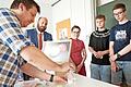 Physiklehrer Benjamin Gallus stellt für ein Experiment zur Erderwärmung aus Backnatron, Zitronensäure und Wasser CO2 her. Felix Dorn (von links), Rebekka Plescher, Jonah Schmitt und Fabian Brust schauen interessiert zu.       -  Physiklehrer Benjamin Gallus stellt für ein Experiment zur Erderwärmung aus Backnatron, Zitronensäure und Wasser CO2 her. Felix Dorn (von links), Rebekka Plescher, Jonah Schmitt und Fabian Brust schauen interessiert zu.