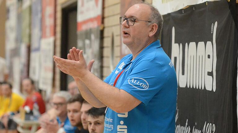 Ein Archivbild vom 6. April 2024: Bernd Becker steht beim Gastspiel in Lohr vor der Bank des von ihm damals trainierten TSV Rothenburg, das die Gäste mit 29:22 gewannen. Mittlerweile hat der 55-jährige Höchberger die Seiten gewechselt und fährt am Samstag, 30. November, als Lohrer Coach nach Rothenburg.