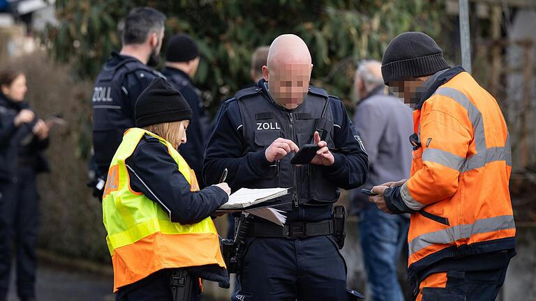 Die vom Zoll durch Personenbefragungen erlangten Erkenntnisse dienen als Ausgangspunkt für eventuell später eingeleitete Ermittlungen. Die vom Zoll durch Personenbefragungen erlangten Erkenntnisse dienen als Ausgangspunkt für eventuell später eingeleitete Ermittlungen.