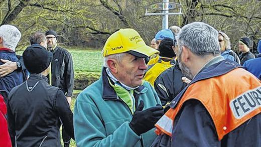 Der Estenfelder Lothar Wolz (Bildmitte) und seine Frau Helga organisierten zum letzten Mal nach 22 Jahren den Silvesterlauf in Estenfeld.