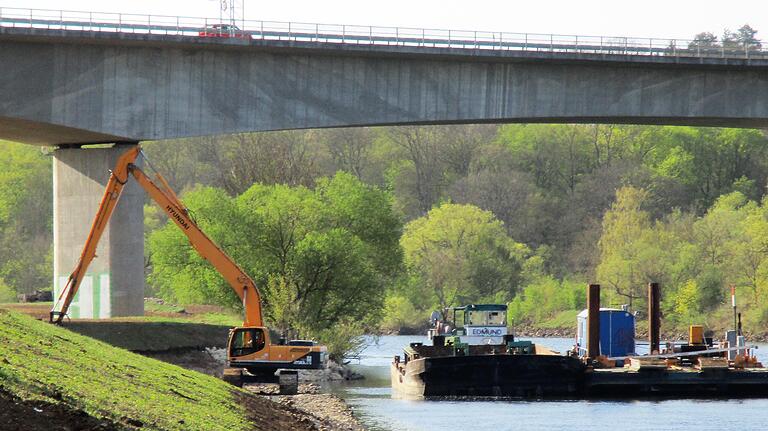 Ein neues Ufer bekommt der Main unterhalb der Brücke über den Fluss und die A 70 bei Weyer.