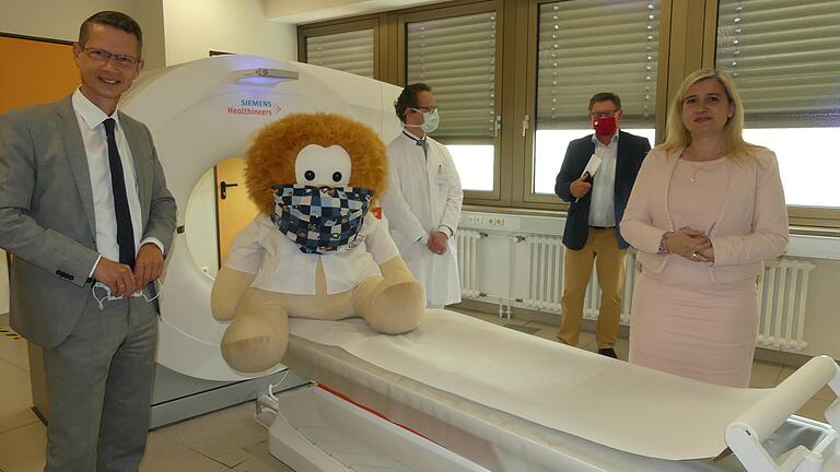 Rückkehr zur Normalität in der &quot;Höhle des Löwen&quot;: OB Sebastian Remelé, Dr. Dominik Morhard, Chefarzt der Radiologie, Staatssekretär Gerhard Eck und Staatsministerin Melanie Huml mit dem neuen CT-Gerät des Leopoldina.