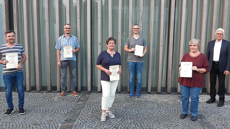 Auf dem Foto die Geehrten (von links): Björn Hub (10 Jahre), Andreas Heinelt (10 Jahre), Jutta Burkhard (20 Jahre), Christian Schmitt (10 Jahre), Renate Neubert (20 Jahre), Günther Hoffelner (1. Vorsitzender).