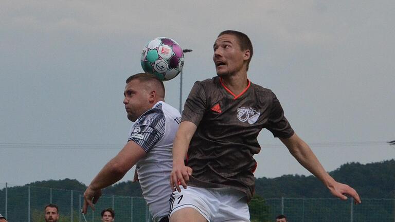 Etienne Memmler (rechts) erzielte zwei Treffer für die SG Burgwallbach/Leutershausen, die durch den 3:1-Sieg gegen den TSV Volkers (links Niklas Fischer) den Aufstieg in die Kreisklasse schaffte.       -  Etienne Memmler (rechts) erzielte zwei Treffer für die SG Burgwallbach/Leutershausen, die durch den 3:1-Sieg gegen den TSV Volkers (links Niklas Fischer) den Aufstieg in die Kreisklasse schaffte.