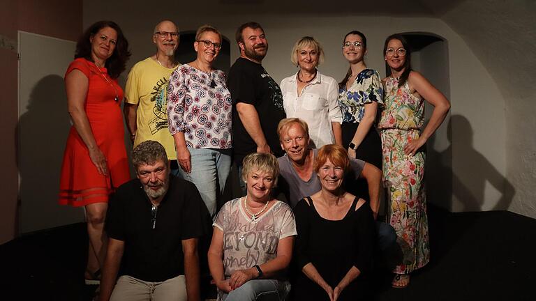 Das Ensemble der Gaukler für das neue Stück ist komplett (hinten von links): Marie-Pierre Katzameyer, Herbert Lochner-Grossmann, Stephanie Staub, Manuel Mereien, Susanne Balzer-Endres, Jana Lippert, Swetlana Rausch sowie (vorne von links) Gerald Kamphaus, Sybille Lang und Petra Zakrzewski. In der Mitte Regisseur Carsten Steuwer.