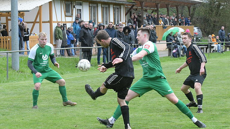 A-Klasse Rhön 1: SG Obereschenbach - SG Bad Bocklet/Aschach       -  Unser Bild zeigt eine Szene aus dem Spiel der SG Obereschenbach/Morlesau (dunkle Trikots) gegen die SG Bad Bocklet/Aschach.