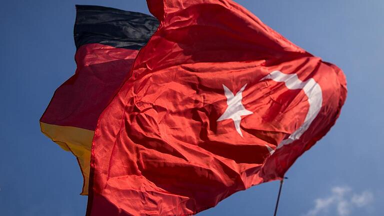 Türken demonstrieren in Hamburg       -  Eine türkische und eine deutsche Flagge vereint im Wind. Die Realität im Verhältnis der beiden Staaten sieht derzeit anders aus.