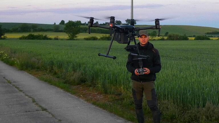 Ricco Hein aus Rügheim hat seit April bereits 140 Hektar Fläche mit der Drohne überflogen und viele Kitze vor dem Tod durch Mähwerke bewahrt.