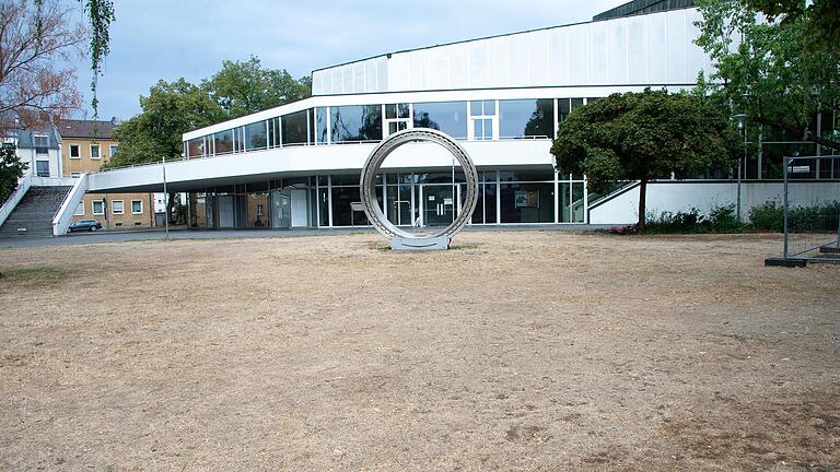 Der Rasen im Châteaudunpark vor dem Schweinfurter Theater ist im Sommer 2022 völlig vertrocknet.