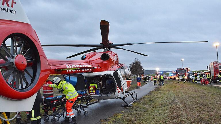 Schwerer Verkehrsunfall auf der Umgehungsstraße bei Wollbach. Im Einsatz war am Donnerstagmorgen auch der Rettungshubschrauber.