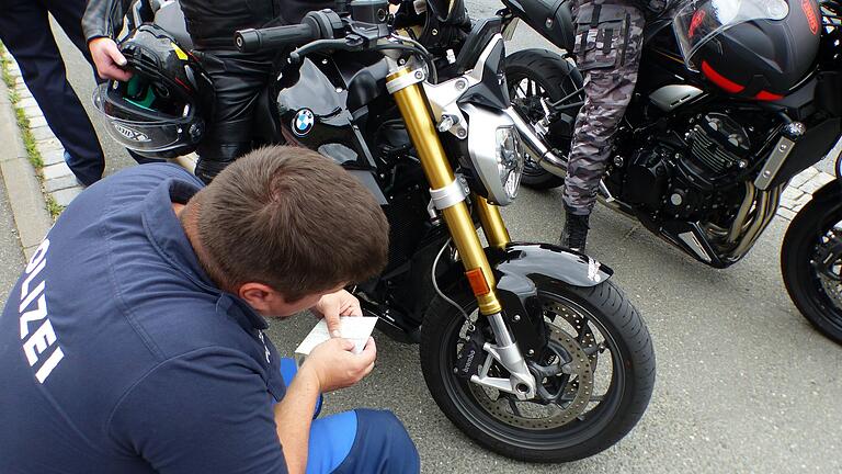 Wenn die Polizei ganz genau hinschaut: Motorrad-Kontrollen sollen der Sicherheit im Verkehr dienen. Wenn die Polizei ganz genau hinschaut: Motorrad-Kontrollen sollen der Sicherheit im Verkehr dienen.