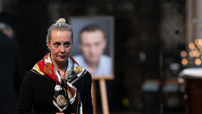 Gottesdienst für Alexej Nawalny       -  Julia Nawalnaja bei einem Gottesdienst für ihren verstorbenen Ehemann Alexej Nawalny in der St. Marienkirche (Archivbild).