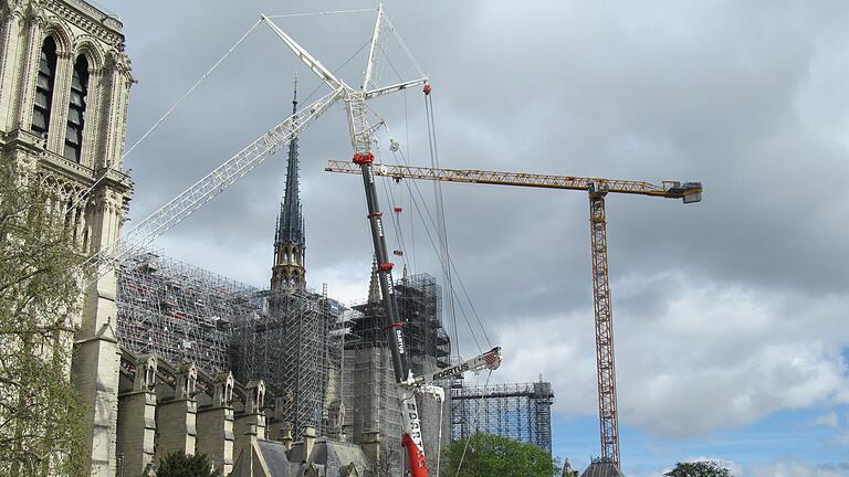 Wiedereröffnung Notre-Dame: Besuch mit Online-Reservierung       -  Der Abbau des Baugerüsts an der Pariser Kathedrale Notre-Dame schreitet voran. Die Wiedereröffnung ist für den 8. Dezember geplant. Um den Besucherandrang zu bewältigen, führt die Diözese von Paris nun Online-Reservierungen ein.