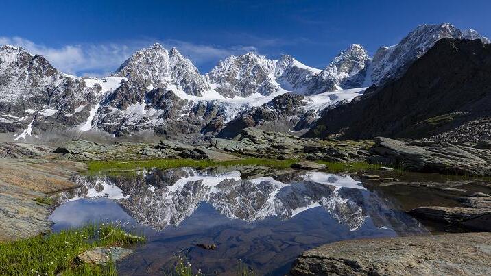 Panorama-Bilder im Breitbildformat - (lw) Dieses Panorama von der Berggruppe Bernina und dem Lago Forbici im Vordergrund ist Teil des Bildbands „Panorama-Giganten“ der Eußenheimer Tina und Herbert Bregenzer. Die Bilder zeigen Fotos der Schweizer Berge und der Dolomiten im Breitbildformat (aufgeklappt 84 Zentimeter). Alle wichtigen Berge sind mit Namen und Höhenangaben versehen, häufig sind geistreiche Zitate neben den Fotos eingefügt. Die Fotografen stellen ihre Werke kostenlos zur Verfügung, da die Bregenzers die Erlöse an wohltätige Projekte spenden. Beteiligt waren die Fotografen: Marika Hildebrandt, Uta Philipp, Dirk Becker, Stefano Caldera, Johann Ilmberger, Manfred Kostner, Patrick Runggaldier, Leonhard Schinagl, Bruno Schlenker und Christian Hönig. Die Bildbände sind für je 30 Euro erhältlich, was die Druckkosten und einen Spendenzuschlag abdeckt. Lieferbar sind die Panorama-Bücher ab Ostern. Bis zum Herbst soll auch über die deutsche und österreichische Alpenregion ein Panorama-Bildband vorliegen. Der Spendenanteil geht je zur Hälfte an das „Kinderhospiz Sternenzelt“ und an die „Tafel“ in Karlstadt. Vorbestellung unter ? (09 3 53) 50 91 53 oder per Mail an h.bregenzer@gmx.de. Neben diesen Panorama-Bildbänden, gibt es aktuell von den Bregenzers noch eine Fortsetzung des Kleinbild-Bandes „Atemholen für die Seele“ inklusive eines wissenschaftlichen Teils über die Seele. Auch das Buch „Über allen Gipfeln ist Ruh?“ ist weiterhin erhältlich. Die Erlöse dieser Bücher fließen ebenfalls in karitative Zwecke. Panorama-Bilder im Breitbildformat - (lw) Dieses Panorama von der Berggruppe Bernina und dem Lago Forbici im Vordergrund ist Teil des Bildbands „Panorama-Giganten“ der Eußenheimer Tina und Herbert Bregenzer. Die Bilder zeigen Fotos der Schweizer Berge und der Dolomiten im Breitbildformat (aufgeklappt 84 Zentimeter). Alle wichtigen Berge sind mit Namen und Höhenangaben versehen, häufig sind geistreiche Zitate neben den Fotos eingefügt. Die Fotografen stellen ihre Werke kostenlos zur Verfügung, da die Bregenzers die Erlöse an wohltätige Projekte spenden. Beteiligt waren die Fotografen: Marika Hildebrandt, Uta Philipp, Dirk Becker, Stefano Caldera, Johann Ilmberger, Manfred Kostner, Patrick Runggaldier, Leonhard Schinagl, Bruno Schlenker und Christian Hönig. Die Bildbände sind für je 30 Euro erhältlich, was die Druckkosten und einen Spendenzuschlag abdeckt. Lieferbar sind die Panorama-Bücher ab Ostern. Bis zum Herbst soll auch über die deutsche und österreichische Alpenregion ein Panorama-Bildband vorliegen. Der Spendenanteil geht je zur Hälfte an das „Kinderhospiz Sternenzelt“ und an die „Tafel“ in Karlstadt. Vorbestellung unter ? (09 3 53) 50 91 53 oder per Mail an h.bregenzer@gmx.de. Neben diesen Panorama-Bildbänden, gibt es aktuell von den Bregenzers noch eine Fortsetzung des Kleinbild-Bandes „Atemholen für die Seele“ inklusive eines wissenschaftlichen Teils über die Seele. Auch das Buch „Über allen Gipfeln ist Ruh?“ ist weiterhin erhältlich. Die Erlöse dieser Bücher fließen ebenfalls in karitative Zwecke.