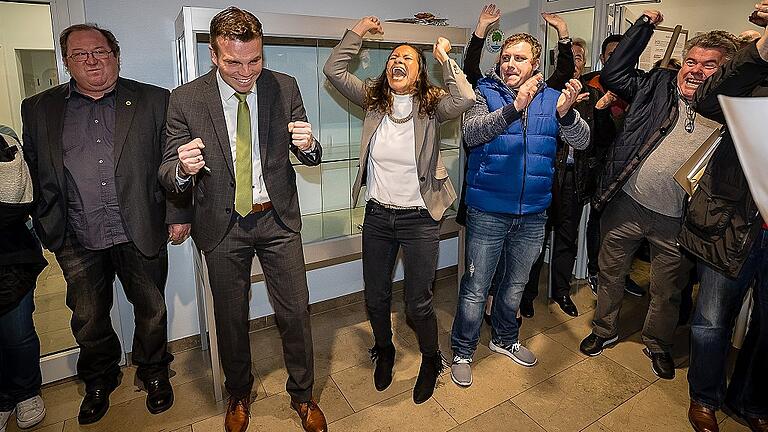 Der Moment des Glücks: Oliver Schulze (Zweiter von links) und seine Frau Joy (daneben) bejubeln den überragenden Wahlsieg.