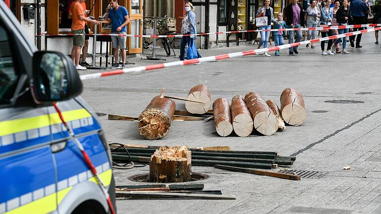 Der Maibaum auf dem Würzburger Marktplatz wurde von einer Sturmböe umgerissen.