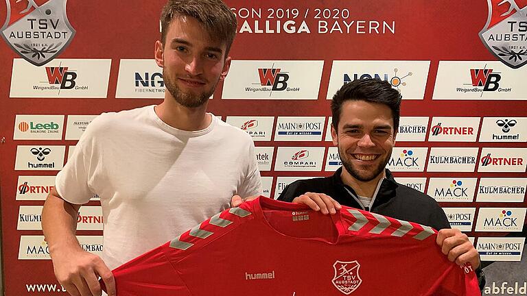 Aubstadts Cheftrainer Victor Kleinhenz (rechts) freut sich über die Verpflichtung von Tim Hüttl (links).