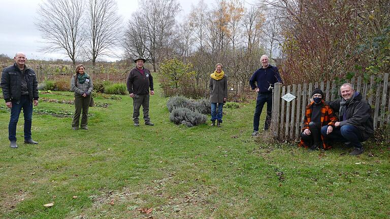 Freude über die Auszeichnung als 'Naturgarten' herrschte bei der Besitzerfamilie des Biohotels Sturm, Christa und Matthias Schulze Dieckhoff (rechts) und (ab links) Gartenfachberater Georg Hansul, Kerstin Leusch und Uwe Steigemann, beide staatlich geprüfte Gartenzertifizierer für 'Bayern blüht – Naturgarten', Barbara Horsch und Rudi Ledermann, Hausgärtner des Hotels.