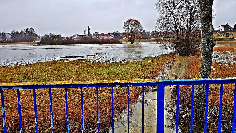 Zwischen den Haßfurter Stadtteilen Ober- und Unterhohenried steht das Wasser auf den Wiesen.&nbsp;&nbsp;