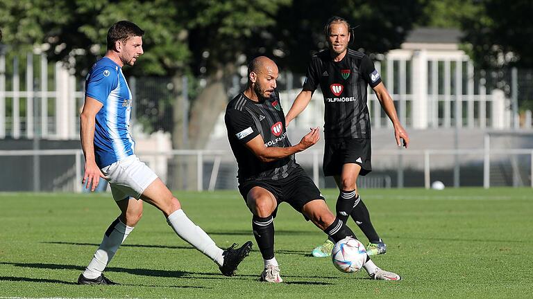 Immer noch voller Elan: FC-05-Torjäger Adam Jabiri (Mitte). Im Hintergrund: Kristian Böhnlein, ein weiterer Schweinfurter Routinier, der für Stabilität sorgen soll.