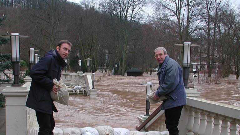 25.000 Sandsäcke wurden im Jahr 2003 zu Hochwasserbarrikaden aufgestapelt. Auf dem Archivbild sichern Manfred Klabouch und der damalige Spielbankchef Otmar Lutz das Bad Kissinger Spielcasino.       -  25.000 Sandsäcke wurden im Jahr 2003 zu Hochwasserbarrikaden aufgestapelt. Auf dem Archivbild sichern Manfred Klabouch und der damalige Spielbankchef Otmar Lutz das Bad Kissinger Spielcasino.