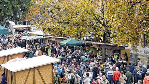 Kaum ein Durchkommen: Der Wurstmarkt-Sonntag war der besucherstärkste in der Geschichte der Ostheimer Feinschmeckermesse. Mit über 20 000 Besuchern konnte wiederum eine sehr positive Bilanz gezogen werden. Kaum ein Durchkommen: Der Wurstmarkt-Sonntag war der besucherstärkste in der Geschichte der Ostheimer Feinschmeckermesse. Mit über 20 000 Besuchern konnte wiederum eine sehr positive Bilanz gezogen werden.