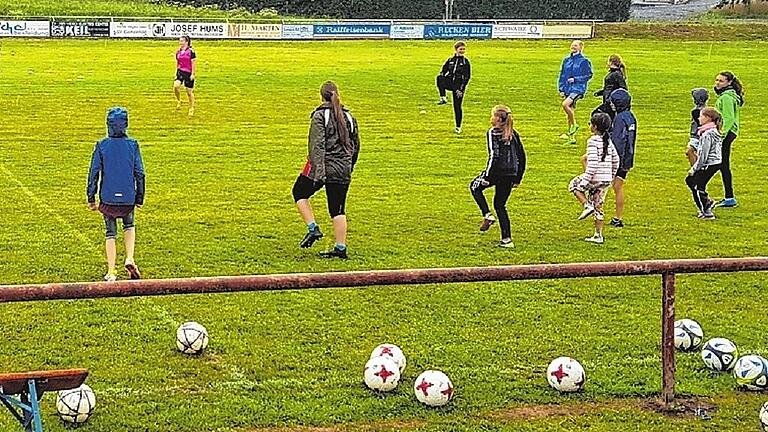 Beim Aufwärmen der Teilnehmer war noch nicht abzusehen, dass der DFB-Mädchenfußballtag beim SV Gemeinfeld letztlich so erfolgreich verlaufen würde.