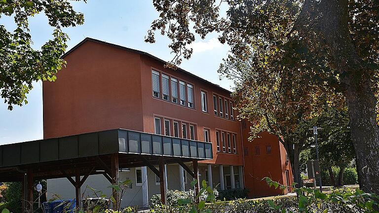 Die bisherige Berufsfachschule für Musik, gebaut in den 1960er Jahren als Kreisberufsschule für den Landkreis Königshofen, ist in die Jahre gekommen. Was aus dem Gebäude nach 2020 wird, ist derzeit noch unklar. Die bisherige Berufsfachschule für Musik, gebaut in den 1960er Jahren als Kreisberufsschule für den Landkreis Königshofen, ist in die Jahre gekommen. Was aus dem Gebäude nach 2020 wird, ist derzeit noch unklar.