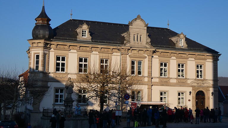 Zum achten Mal steht jetzt in Eltmann der wohl einzige Narrenbaum in Franken. Am Sonntag herrschte viel Trubel auf dem Marktplatz, als das Faschingskomitee (FKE) mit purer Muskelkraft den elf Meter hohen Baum aufstellte.